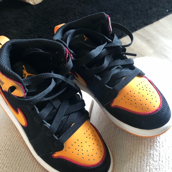 Toddler 11c Jordans 1s - Picture 2 of 3